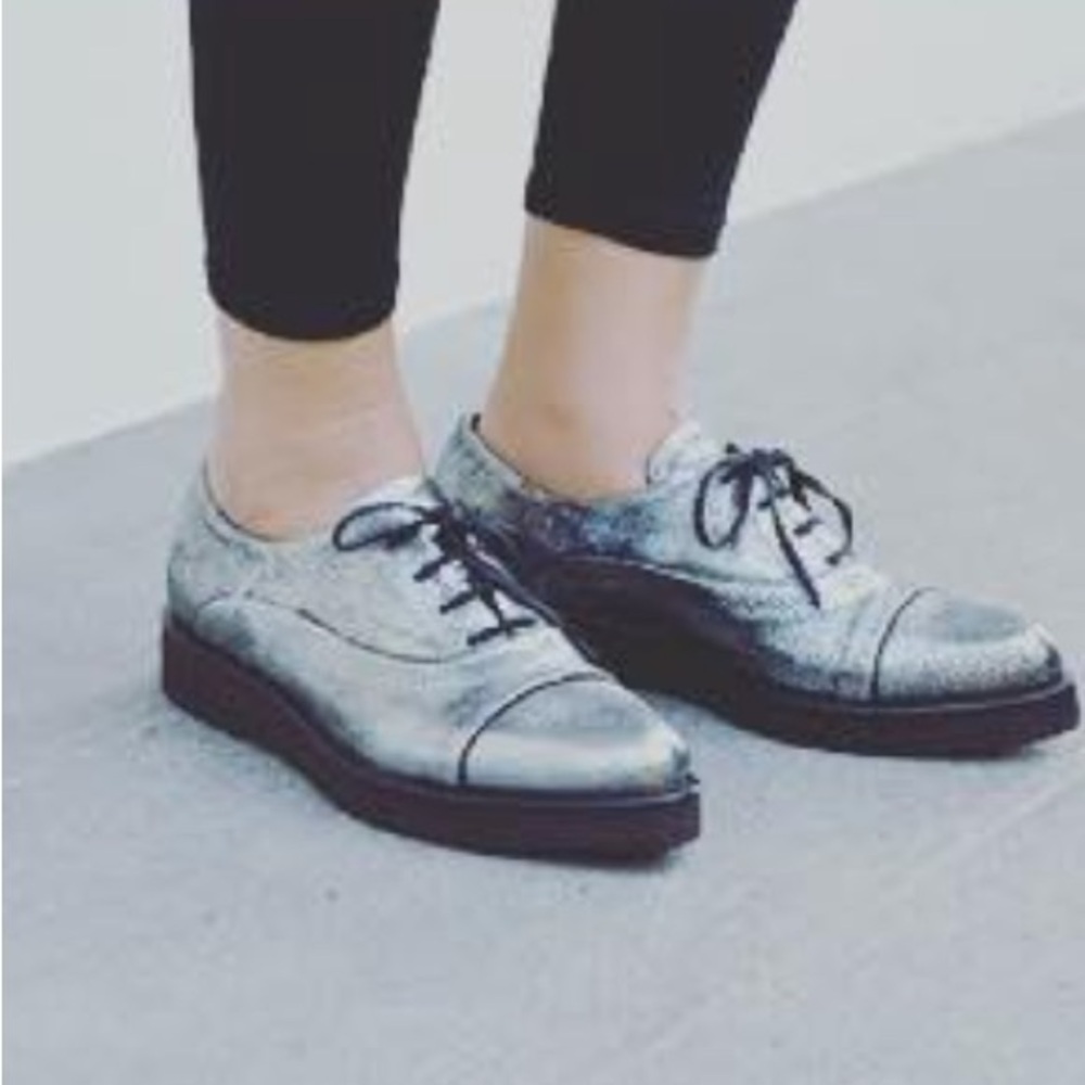 LiliMill Metallic Silver Pebbled Leather Lace Up Pointed Toe Womens Oxfords